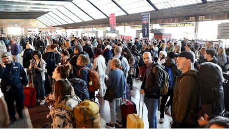 Treni bloccati e ritardati a causa di persone sui binari: caos in stazione