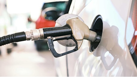 Benzina a 1€: se ti sposti di pochi chilometri risparmi 400€ l’anno | Il trucco dei supermercati