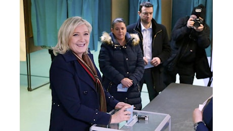Francia, è boom affluenza: alle 17 ha votato quasi il 60%, 20 punti in più del 2022