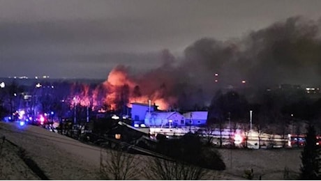 L’aereo si schianta contro una casa: almeno un morto e due feriti