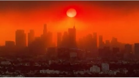 Los Angeles in fiamme: il cielo sopra la città diventa rosso fuoco