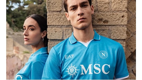 Inserti bianchi su colletto e bordi, naturalmente azzurra: ecco la nuova maglia del Napoli