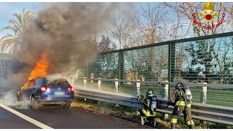 Paura sull'autostrada A14 a Porto San Giorgio per un'auto avvolta dalle fiamme