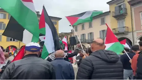 L’altro corteo - «Israele criminale. Gaza Gaza vincerà»: la comunità islamica di Lodi e le sigle di sinistra vanno all’attacco in piazza della Vittoria - IL VIDEO