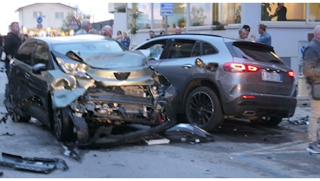 Lido di Camaiore, arrestata la 44enne che ha investito 7 persone (uccidendone 2): negativa ad alcol e droga. L'auto a 100 all'ora, i due semafori rossi: cosa è successo