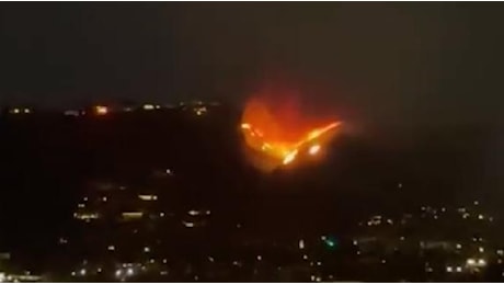 Los Angeles: le fiamme sulle colline di Hollywood (a poca distanza dalla famosa insegna)