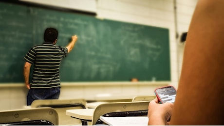 Basta smartphone a scuola per gli under 14: la proposta del ministro dell'Istruzione Valditara presto a Bruxelles