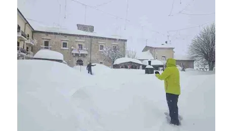 Super nevicata a Campo di Giove: oltre un metro di neve, paesaggio imbiancato e disagi alla viabilità