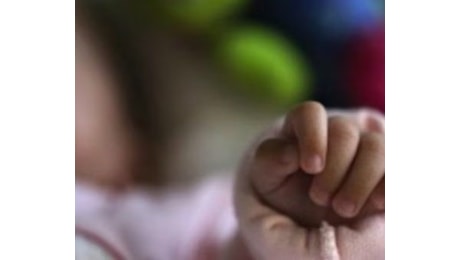 Dimessa dall'ospedale, ricoverata e poi trasferita d'urgenza, muore bimba di 18 mesi