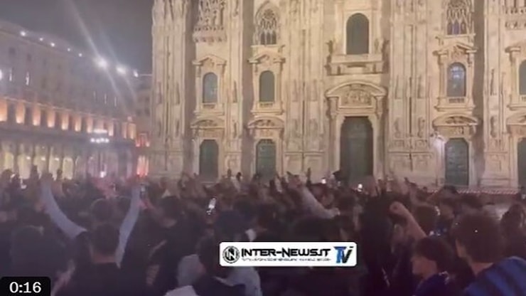 Inter, tifosi pazzi di gioia: notte di festa per le strade di Milano - Sportmediaset Inter, tifosi pazzi di gioia: notte di festa per le strade di Milano - Sportmediaset