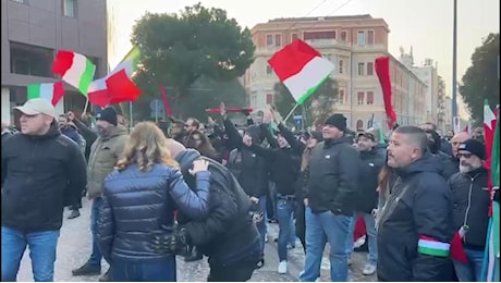 Boia chi molla e Me ne frego, i cori dell'estrema destra in corteo a Bologna