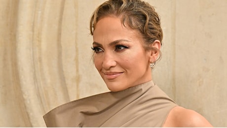 Come va tra Jennifer Lopez e Ben Affleck? Lui si toglie la fede, lei viaggia in economy...da sola