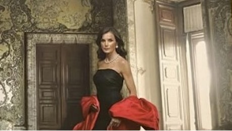 Letizia di Spagna in abito vintage: la storia del look nel suo nuovo ritratto ufficiale