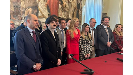 FOTO e VIDEO | Capodanno Mediaset a Catania, Panicucci e Rovazzi: “Il calore della piazza ci riscalderà”