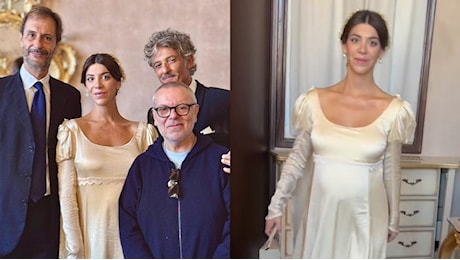 L'abito da sposa di Olivia Testa: mantello in velluto e corona di fiori per il matrimonio a Venezia