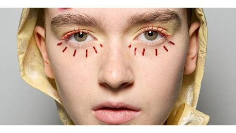 La tendenza del trucco colorato alla Paris Fashion Week