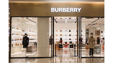 Burberry, ricavi ancora in calo: il brand sospende i dividendi e sostituisce il Ceo