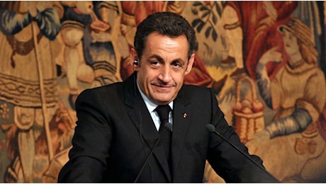 Francia, al via il processo a Nicolas Sarkozy per i finanziamenti libici. Rischia dieci anni di carcere