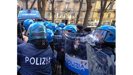 Torino, scontri davanti al Politecnico: lanci di pietre contro forze dell'ordine