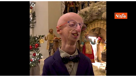 È morto Sammy Basso, il malato di progeria più longevo al mondo. Eccolo alla Camera nel 2022