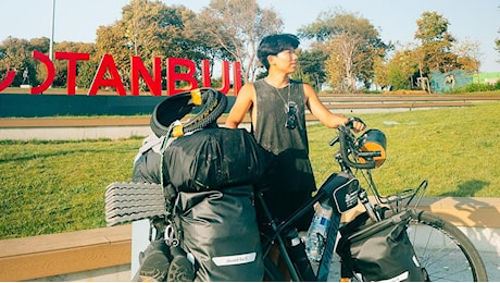 Gira il mondo in bici ma finisce picchiato e rapinato in via Farini a Milano: la storia del travel blogger Tatsuya Kushihara