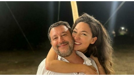 Salvini festeggia: «Difendere l’Italia non è reato». L'abbraccio con la compagna Francesca Verdini, che si commuove