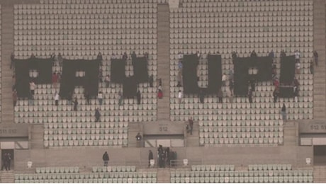 Cop29, Sganciate i soldi: la scritta gigante degli attivisti climatici nello stadio di Baku