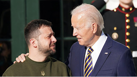 Ucraina e svolta Usa, Zelensky alla Casa Bianca convince Biden a fornirgli armi a lungo raggio per contrastare i russi