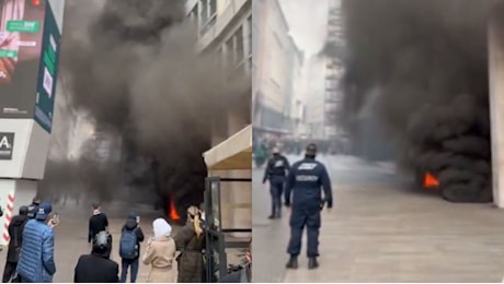 Incendio a Milano, il Duomo soffocato dal fumo nero