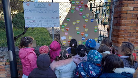 Giornata della Gentilezza, a Nogarè i bimbi regalano cuori con messaggi affettuosi