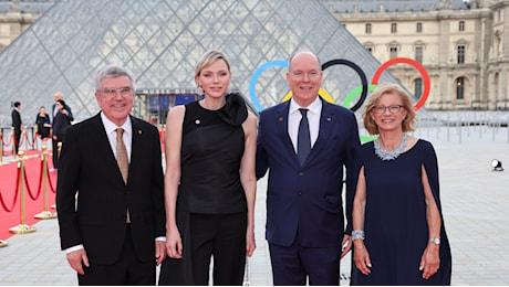 Charléne di Monaco e gli altri reali alla grande cena al Louvre prima dell'inizio delle Olimpiadi 2024