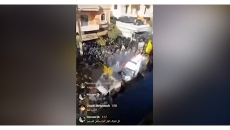 Libano, a Beirut esplodono anche i walkie talkie: gli attacchi durante i funerali dei membri di Hezbollah uccisi con i cercapersone – Video