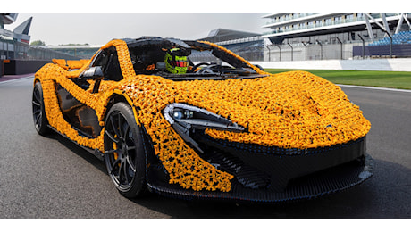 LEGO e McLaren hanno costruito una P1 in mattoncini e l’hanno fatta girare a Silverstone