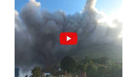 Meteo: Vulcano Stromboli, è Allerta Rossa dopo l'eruzione, nube di cenere altissima, il Video