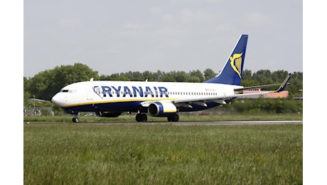 Perché Ryanair ha dimezzato i profitti nonostante le persone viaggino sempre di più