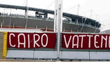 Torino, i tifosi contestano Cairo: allo stadio nell'intervallo