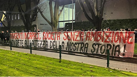 Milan, la contestazione continua: cori e striscioni dei tifosi alla festa dei 125 anni