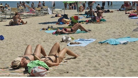 Eventi sulla spiaggia e tanta musica ma le mucillagini rovinano i bagni della Riviera