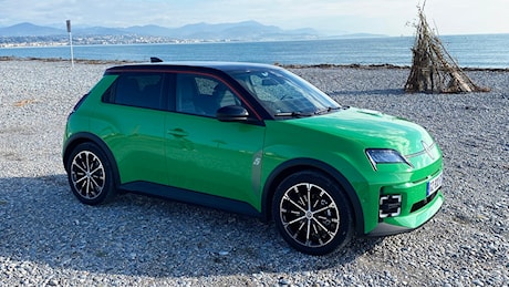 Nuova Renault 5, test drive in anteprima: è l'auto che molti aspettavano? | Video