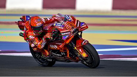MotoGP. GP del Qatar. Marc Marquez, pole all'ultimo soffio (e record), Pecco Bagnaia cade, è 11° [RISULTATI]