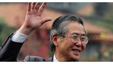 Alberto Fujimori, il controverso ex presidente del Perù morto a 86 anni: era malato di cancro. Fu imprigionato per crimini contro l’umanità