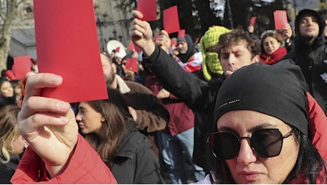 Giura il presidente vicino alla Russia. Manifestano in migliaia vicino al Parlamento