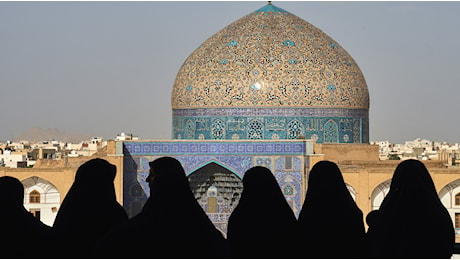 L'Iran degli Ayatollah ha paura delle donne. Fermata la stretta sull'hijab per timore di disobbedienza civile (di L. Varlese)