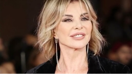 Alba Parietti denuncia un hater che la perseguita sui social, minacce e offese a sfondo sessista: «Paura? Tanta, diceva di vivere vicino casa mia»