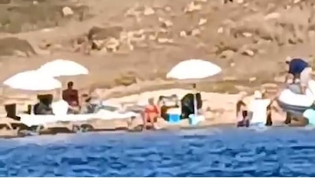Sardegna, sbarcano in gommone dallo yacht e vanno a fare picnic con ombrelloni e tavolini sulla spiaggia protetta di Soffi