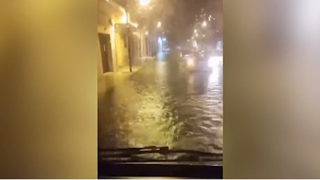 Maltempo in Puglia: bomba d'acqua a Talsano, un fulmine si abbatte su un'abitazione a Leporano| VIDEO