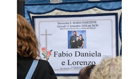 Strage di Paderno Dugnano, uomo entra in chiesa e interrompe i funerali