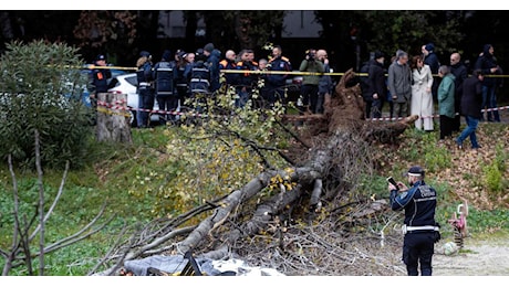 Roma, la donna travolta da un albero abbattuto dal vento al parco: la Procura indaga