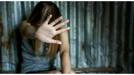 Ragazzina di 14 anni stuprata da un giovane conosciuto sui social: «Costretta a bere vodka a suon di schiaffi»