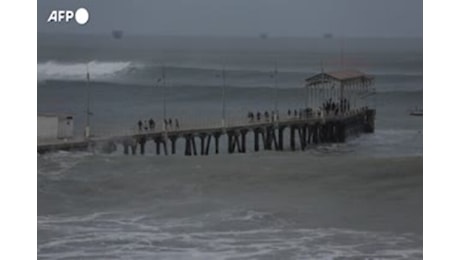 Onde anomale in Peru', persone in fuga sul molo di Lobitos